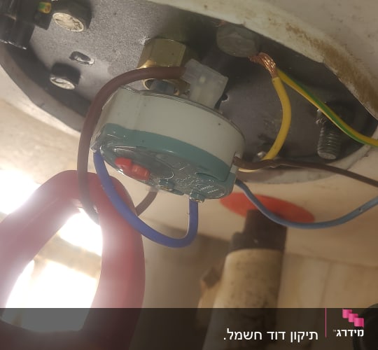 חיבורים חשמליים תחת דוד שמש עם מד זרם